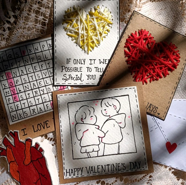 Valentine's Day Special Gift Hamper. 5 Cards With 2 Message Envelopes. Polaroid Photos Can Be Added.
