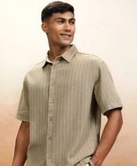  HIGHLANDER Highlander Men Oversized Textured Dobby Striped Shirt - S