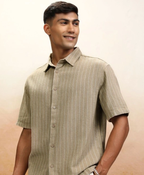  HIGHLANDER Highlander Men Oversized Textured Dobby Striped Shirt - M