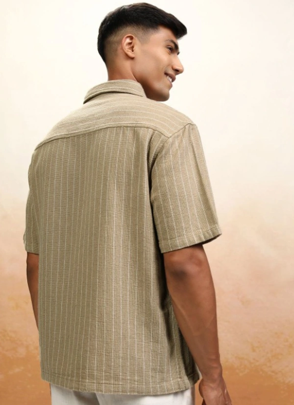  HIGHLANDER Highlander Men Oversized Textured Dobby Striped Shirt - M