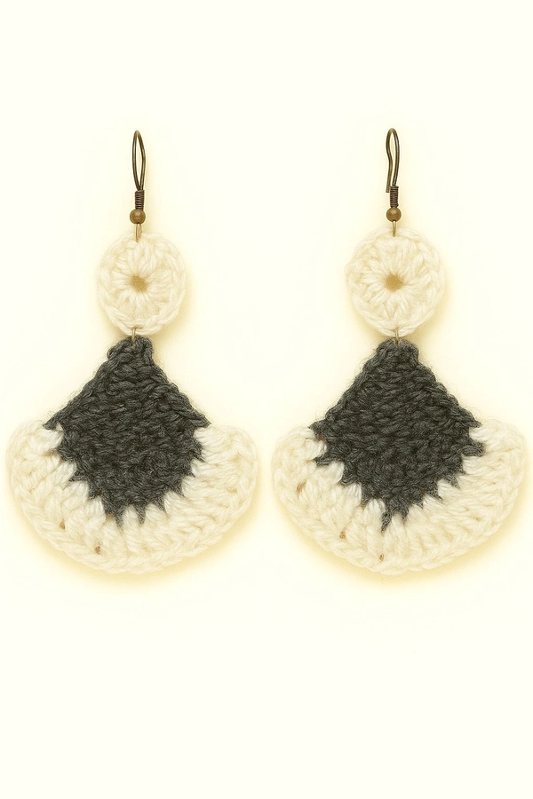 R BIM woolan eairring and puls handicraft