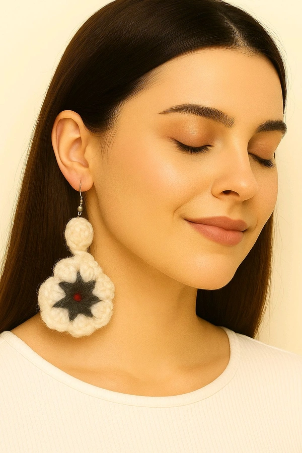 R BIM woolan eairring and puls handicraft