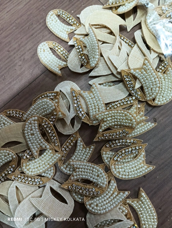 U-Shape Moti And Chain Work Buti - Golden Tainoi, 25 Pcs