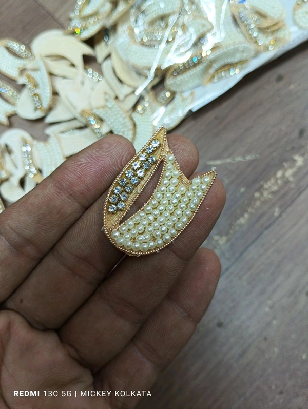 U-Shape Moti And Chain Work Buti - Golden Tainoi, 25 Pcs