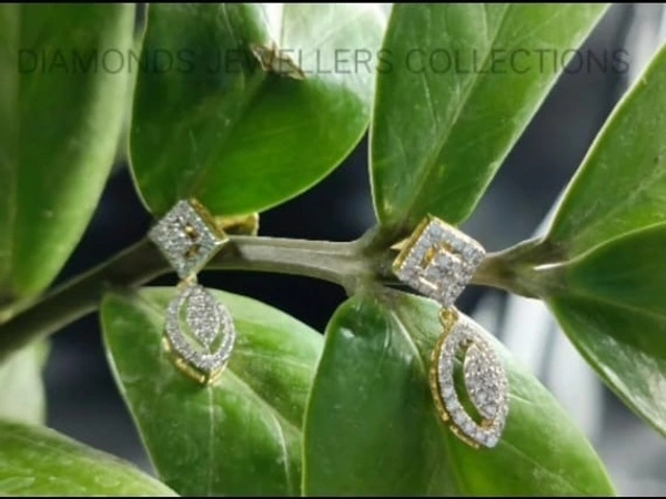 14 KARAT YELLOW GOLD DIAMOND EARRINGS - 2.70, 0.46