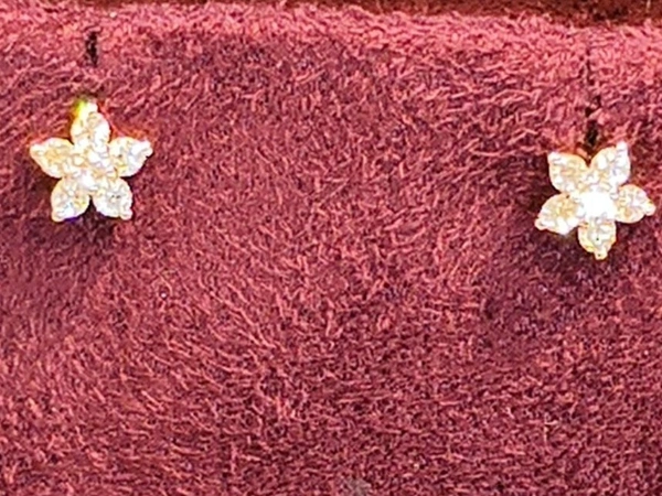 18KT YELLOW GOLD DIAMOND STUDS - 0.490, 0.14