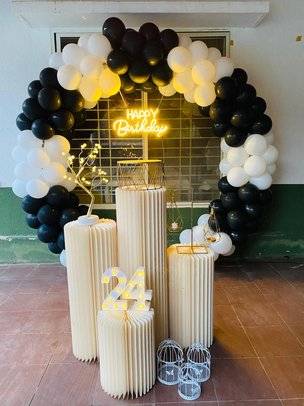 balloon ring arch black&white