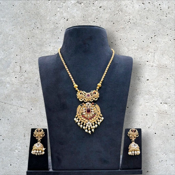 Kemp and White Stone Necklace