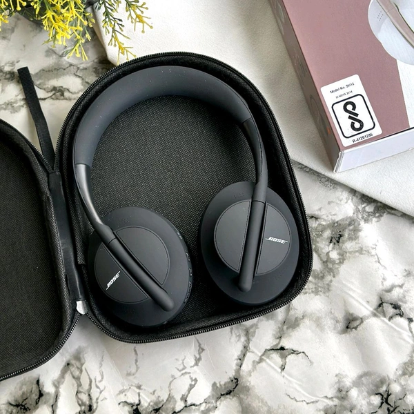 700 + Ultra Best Quality Headphones, Wireless And Connected With iOS & Android