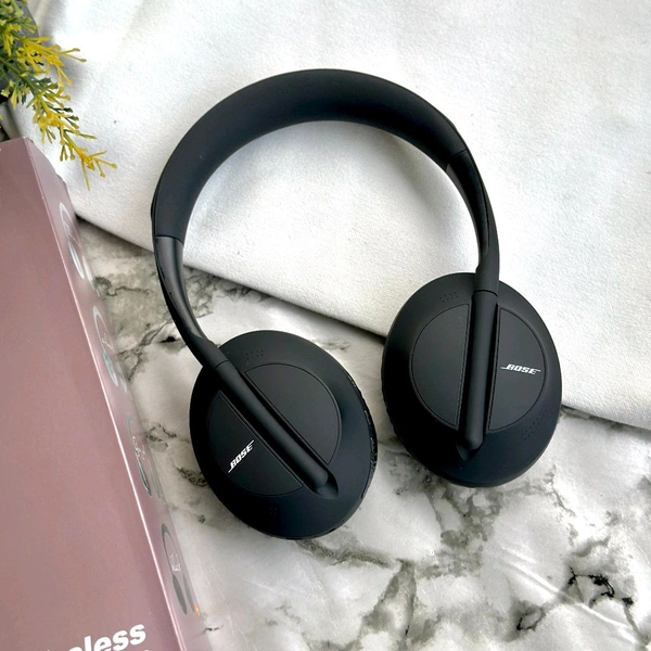 700 + Ultra Best Quality Headphones, Wireless And Connected With iOS & Android