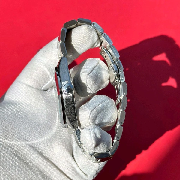 Analog Quartz Movement Watch With High Quality Strap Best finishing Body & Case