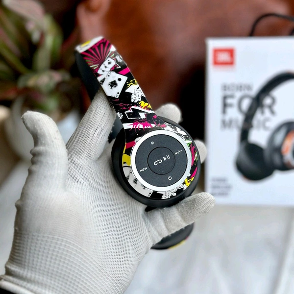 New Limited Edition High Quality Bluetooth Wireless Headphones With 5-6 Hours Playback Time