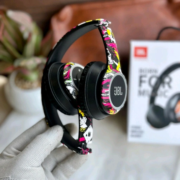 New Limited Edition High Quality Bluetooth Wireless Headphones With 5-6 Hours Playback Time