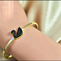 Elegant Stainless Steel Openable Crystal Black Swan Designs Bracelet - Gold