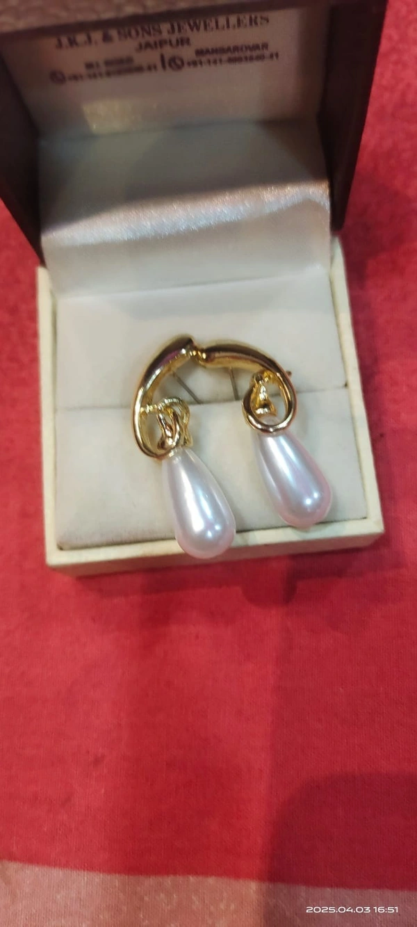 Gold Tone Pearl Earring