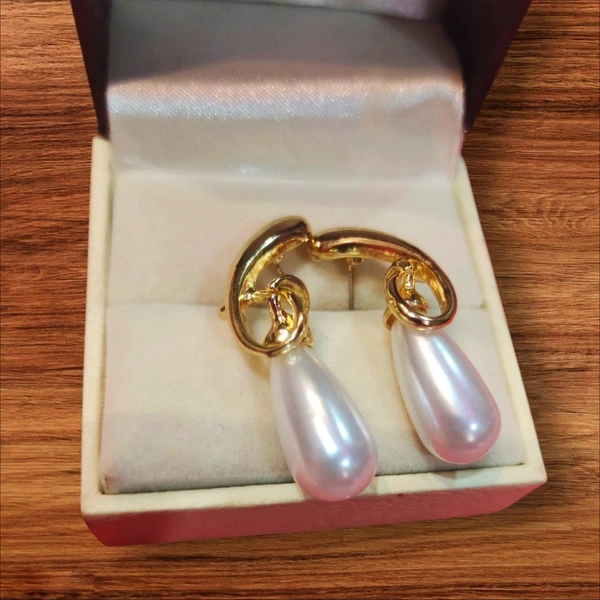 Gold Tone Pearl Earring