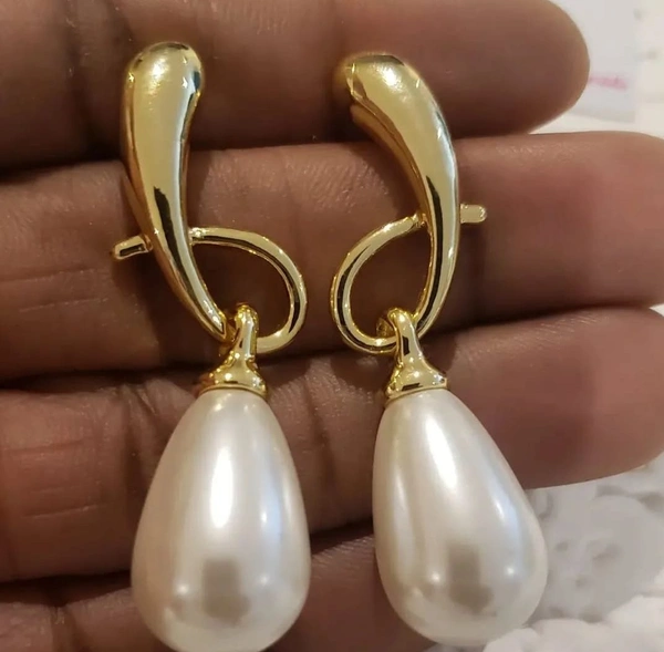 Gold Tone Pearl Earring