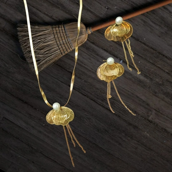 Amti Tarnish Gold Plated Double Layer Half Flower Pearl Neckace  