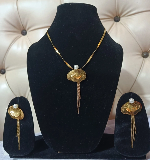 Amti Tarnish Gold Plated Double Layer Half Flower Pearl Neckace  