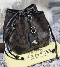 Coach Signature Canvas Bucket Bag – Casual Elegance Redefined