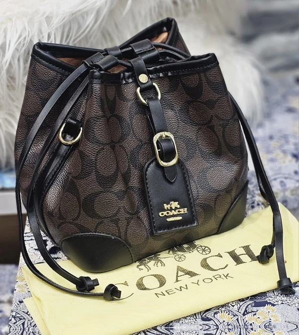 Coach Signature Canvas Bucket Bag – Casual Elegance Redefined