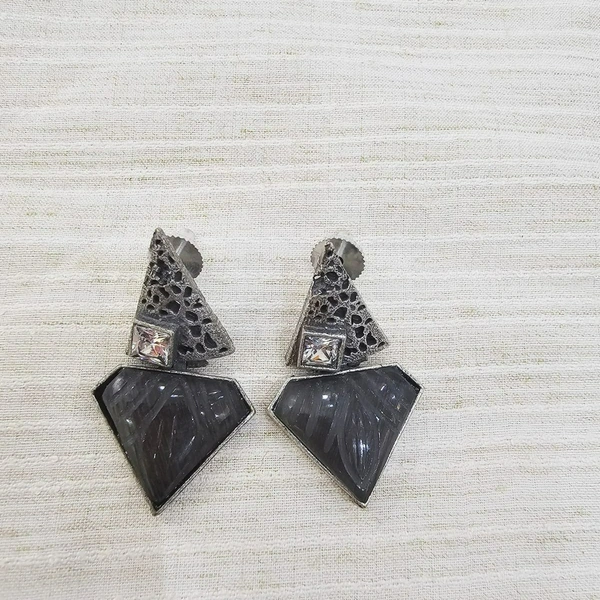 GlimSilk Pentagon Grace Carved Earrings - Dorado