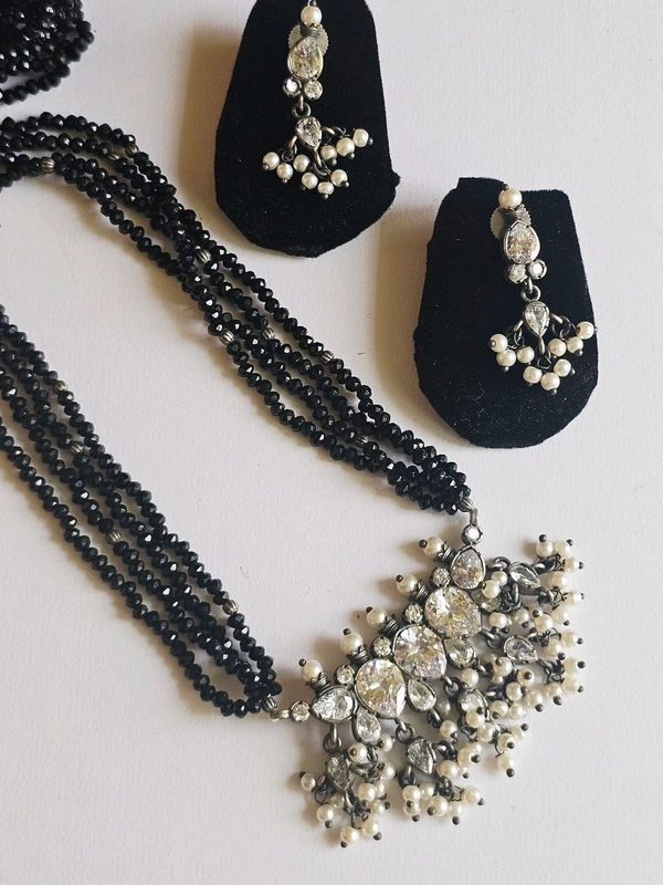 GlimSilk Emerald Majesty Necklace - Black
