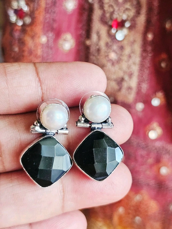 GlimSilk Aarvika Studs - Black, Free