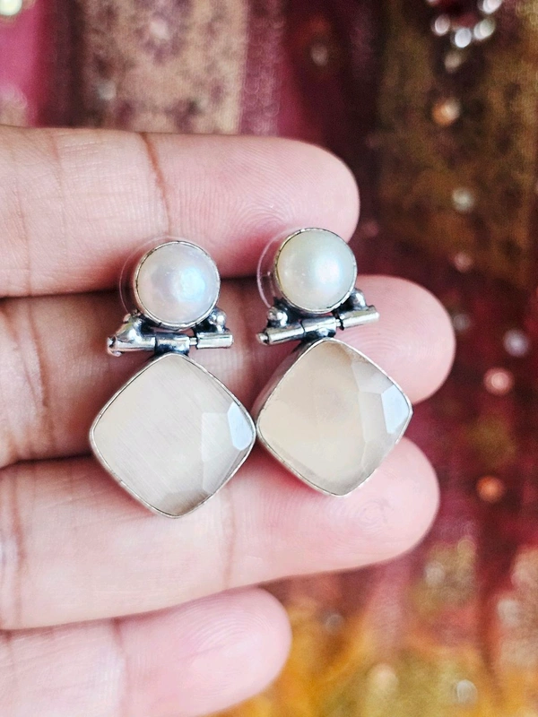GlimSilk Aarvika Studs - Baja White, Free