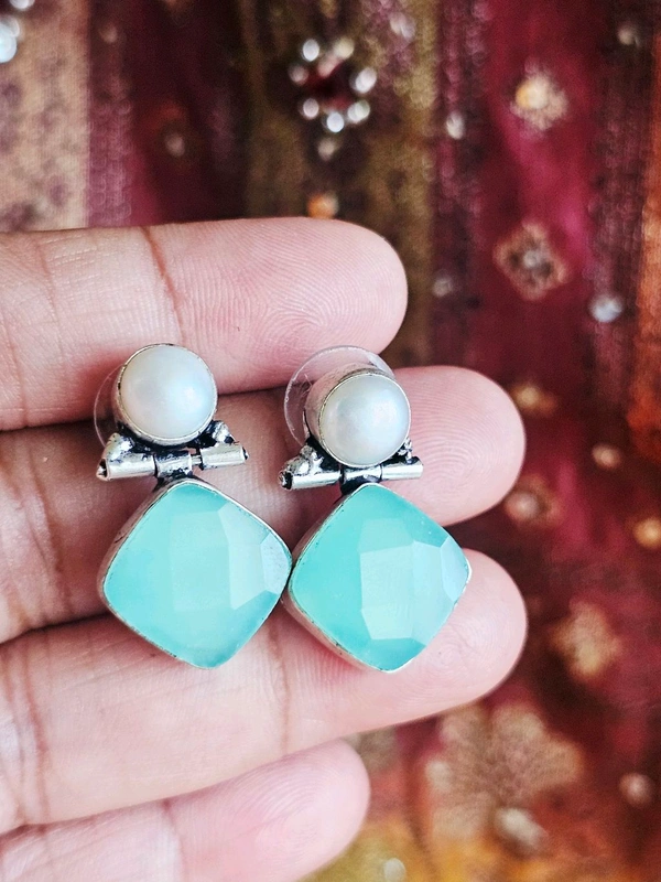GlimSilk Aarvika Studs - Periwinkle, Free