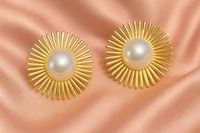 Daisy Pearl Stud Earrings - Korean Fashion Jewellery - 3.5 cm, Golden