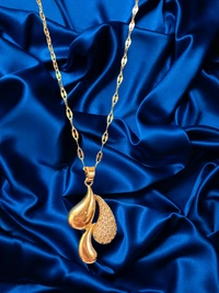 Cute Little Things Elegant Anti Tarnish Pendant Necklace - Crystal Studded Teardrop Design