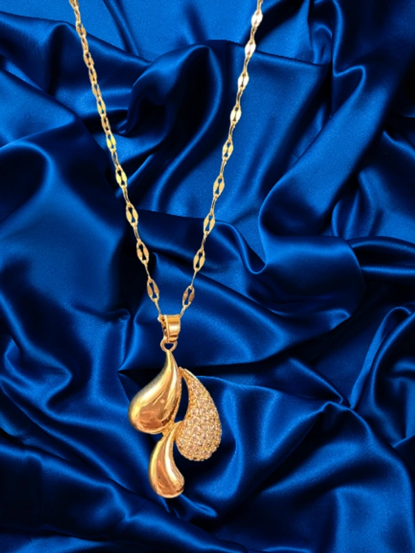 Cute Little Things Elegant Anti Tarnish Pendant Necklace - Crystal Studded Teardrop Design