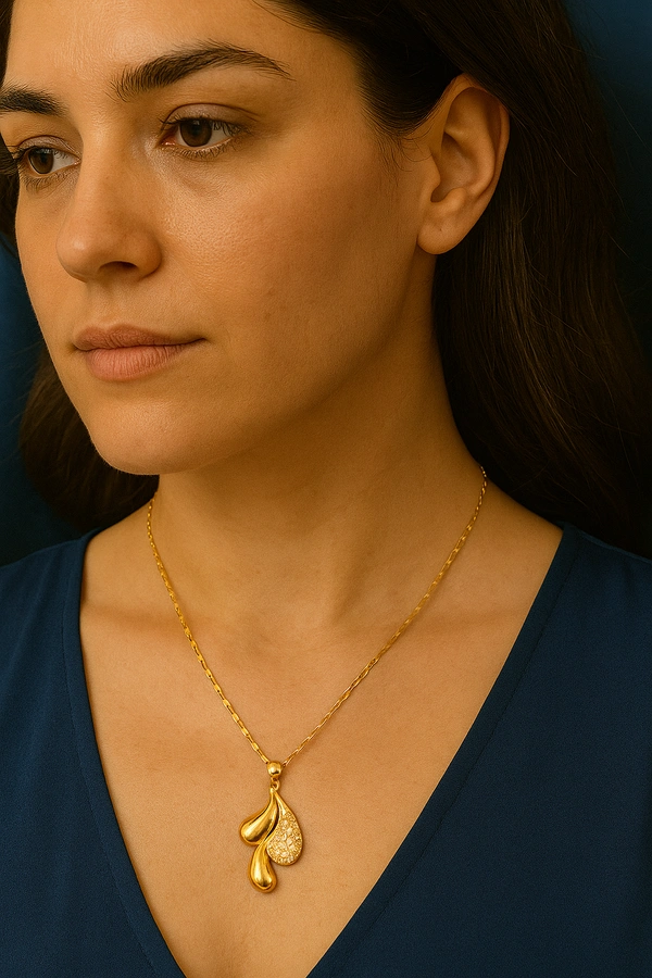 Cute Little Things Elegant Anti Tarnish Pendant Necklace - Crystal Studded Teardrop Design