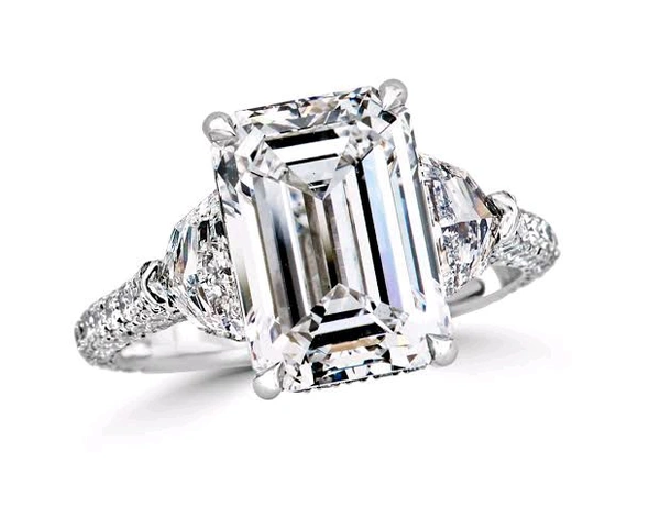 Emerald 5 Cts and Side Fancy Diamond LGD Ring 