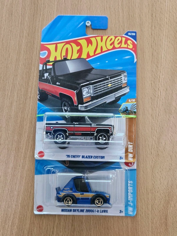 HotWheels Combo '75 Chevy Blazer and Nissan Skyline 2000 GT-R