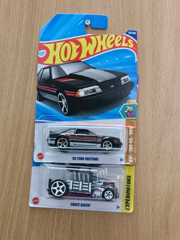 HotWheels Combo `92 Ford Mustang and Crate Racer