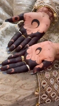 Mehndiहर कार हर डिजाइन का। जो भी कलर का लेना हो। हर कलर का मेहंदी मिलेगा यहां पर। हर कंपनी का मेहंदी उपलब्ध है। मेहंदी को लेने के लिए फोटो को स्क्रीनशॉट खींची और व्हाट्सएप पर भेजें। 2 Peace