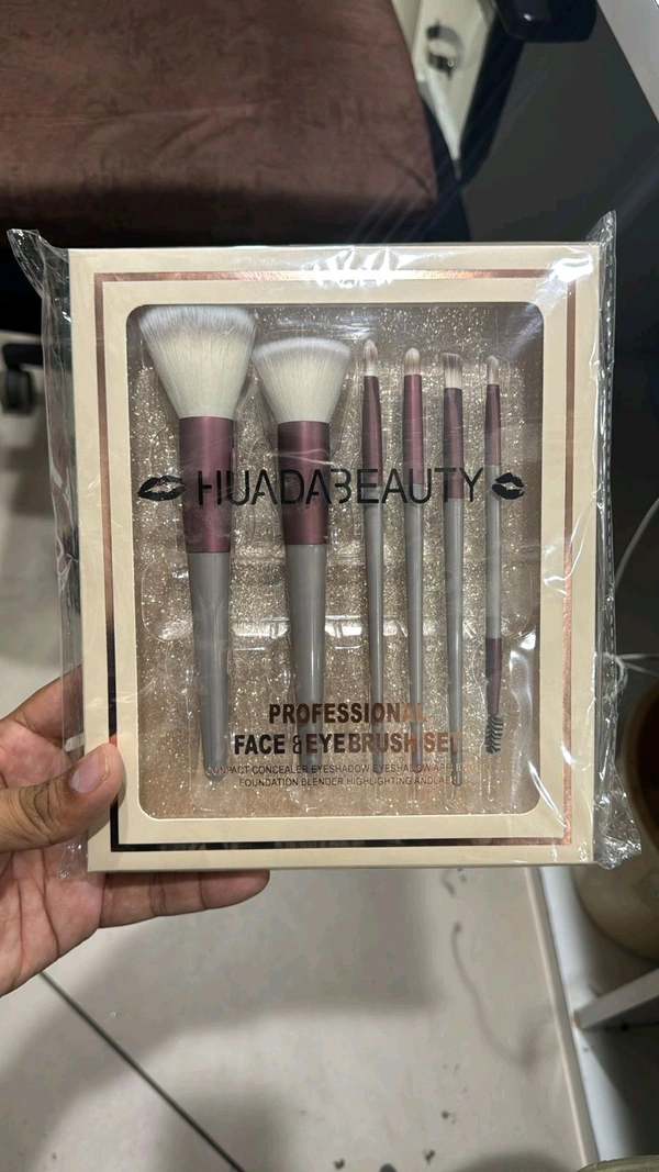 Huda Beauty Premium Makeup Brush.