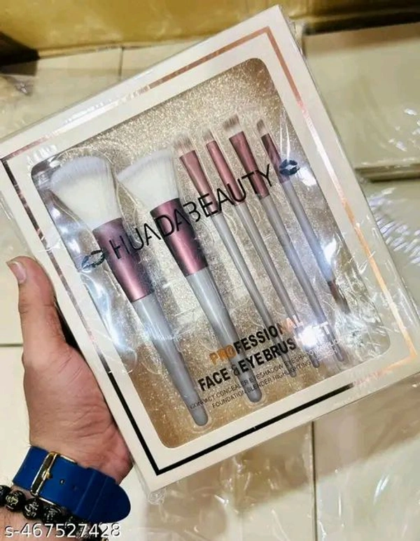 Huda Beauty Premium Makeup Brush.