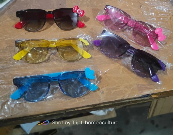 Very cute n good quality goggles for ur Lil princess Color random only