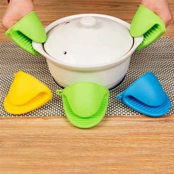 Silicon pot pinchers holders Color random only