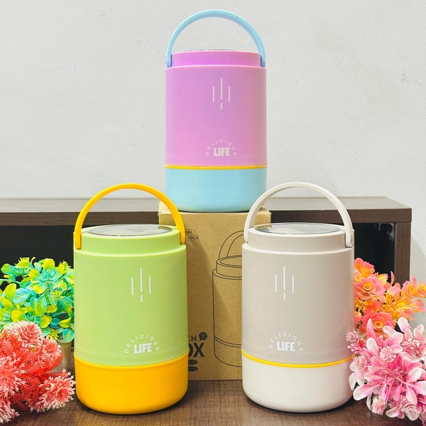 Lunch boxes. Color random only