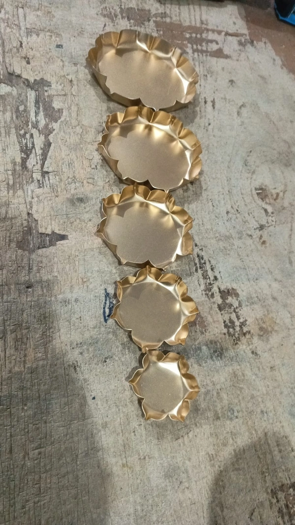 Mini metal flower urli set of 5 Size 6/5/4/3/2 inches. Material iron, brass coated