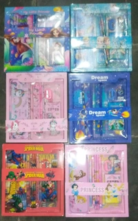 Stationery Gift Set  8015 Pencil Box Set for School,Stationery Gift set for Bots/Girls स्पाइडरमैन आर्ट मेटल पेंसिल बॉक्स  (1 का सेट, लाल)