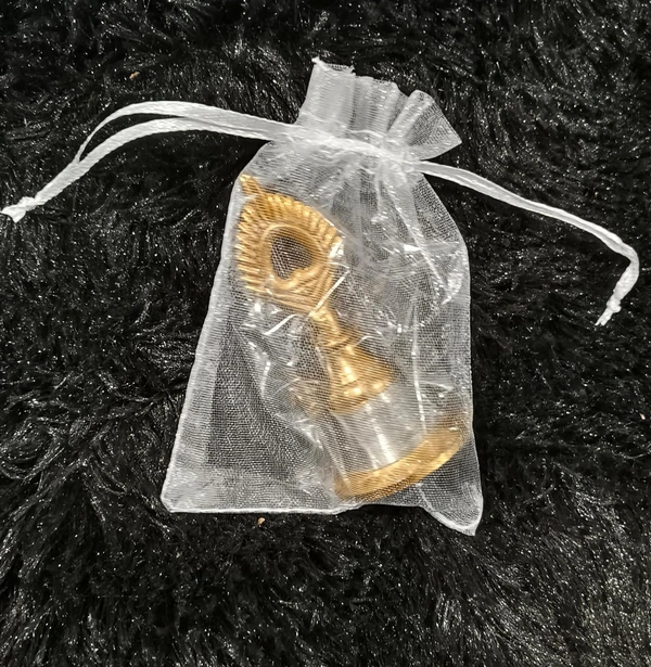 Mor pankh design metal bill for gifting in potli packing. Size 3 inches