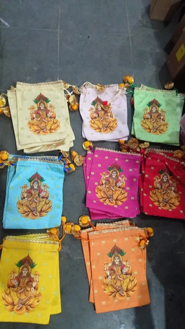 Combo of 1 potli both side printed plus 1 metal urli 7 inch.Potli color random only