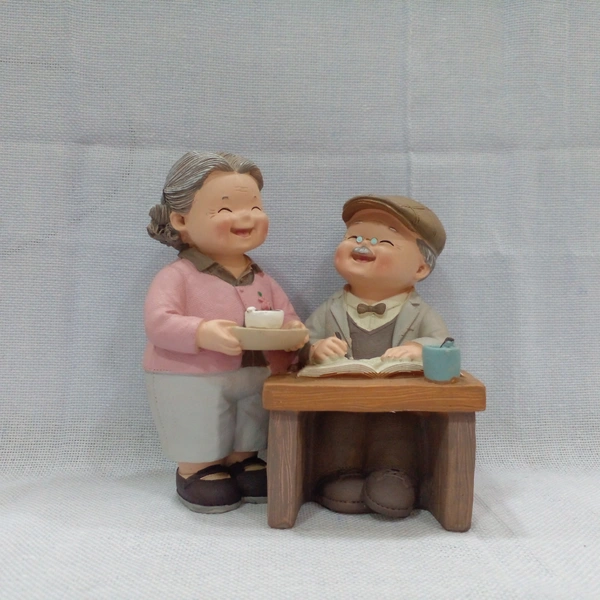 OLD LADY AND MAN STATUE