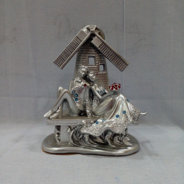 COUPLE STATUE