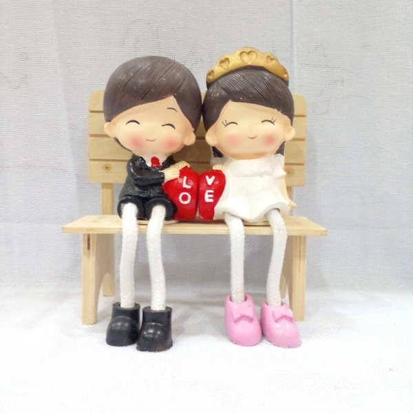 SMALL COUPLE STATUE